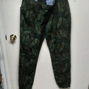 Unyforme pants feather print